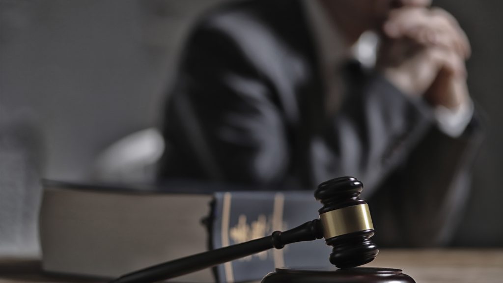 Korrupcióval vádolnak egy földhivatali ügyintézőt