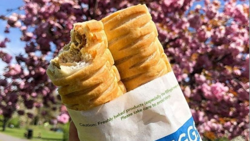 Ülősztrájkba kezd a golden retriever a pékség előtt, ha nem kapja meg kedvencét
