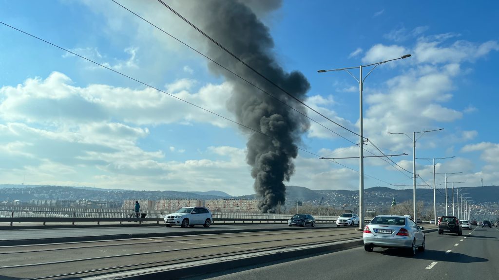 Kigyulladt egy hajó Budapesten, az Árpád hídnál