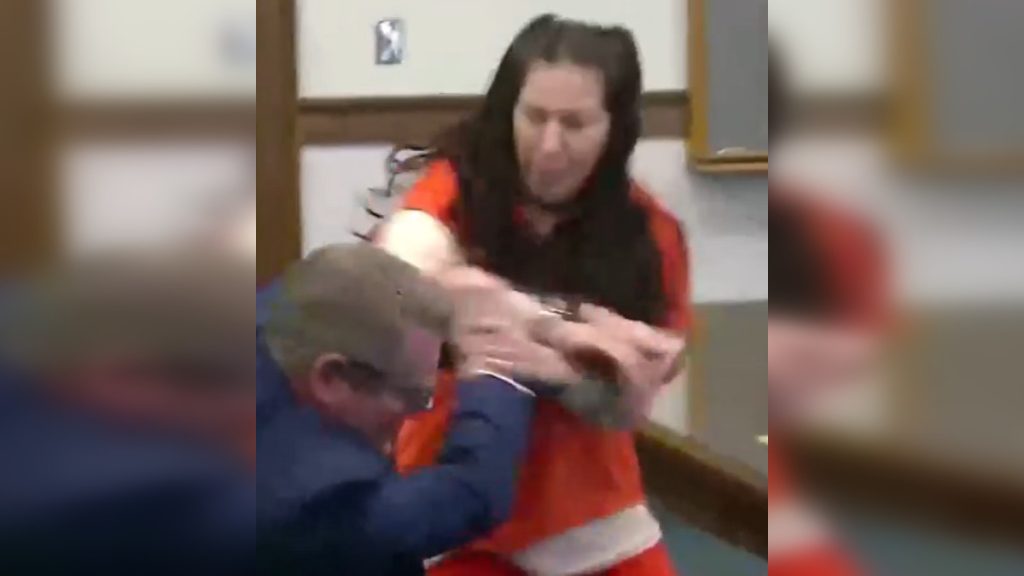 Videón, ahogy a nő rátámad ügyvédjére a tárgyalóteremben