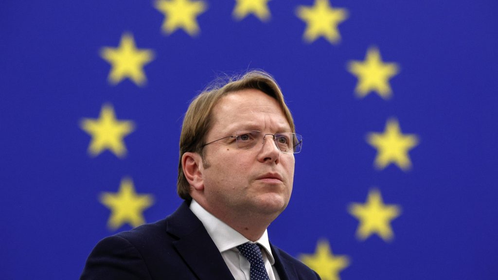 „Hány hülye van még?” – kérdezte bekapcsolva felejtett mikrofonnál Várhelyi Olivér magyar EU-biztos