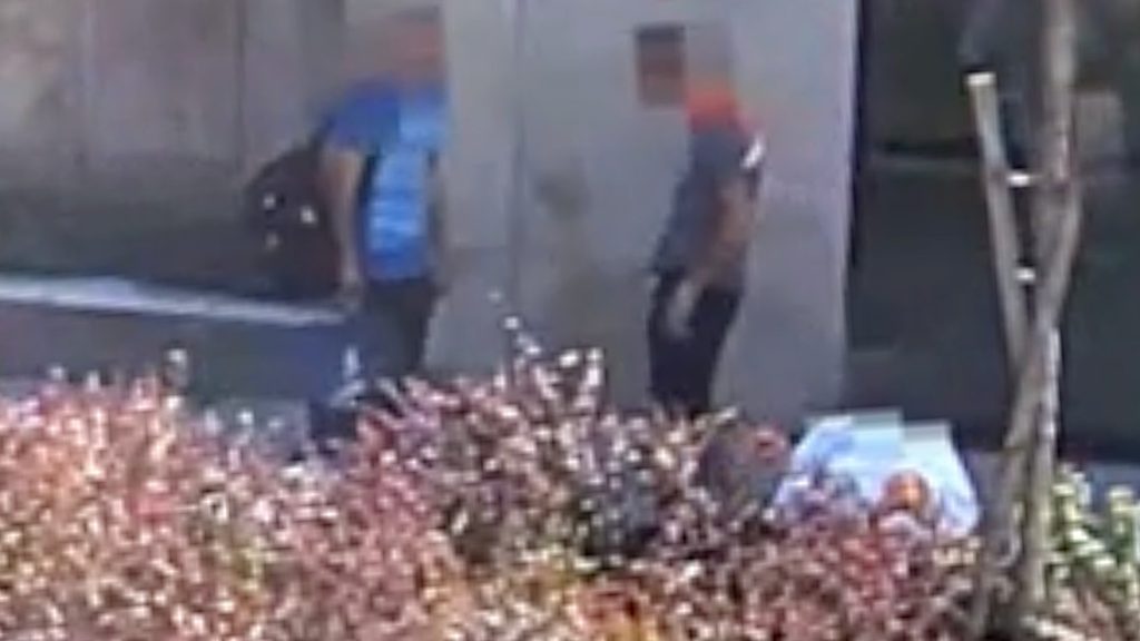 Felé rúgott, majd kiütötte a rászóló férfi fogát a kaposvári emberkedő –  videó