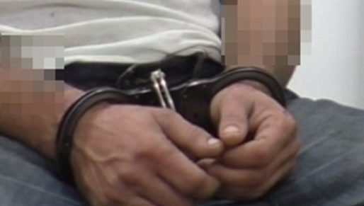 Emberöléssel vádolják az apját fojtogató karcagi férfit