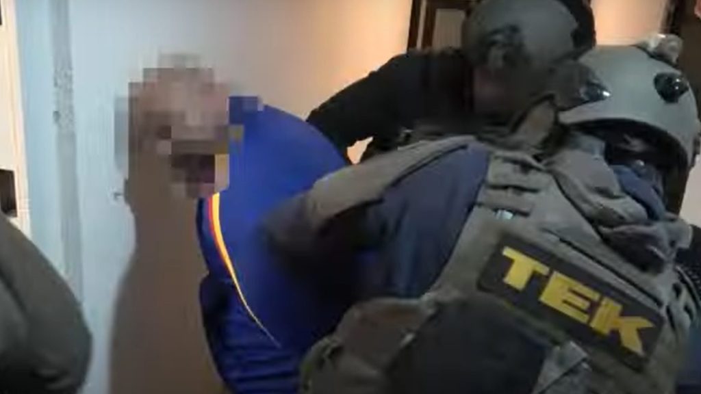TEK-esek csaptak le a budapesti éjszakai élet két ismert nehézfiújára zsarolás miatt – videók