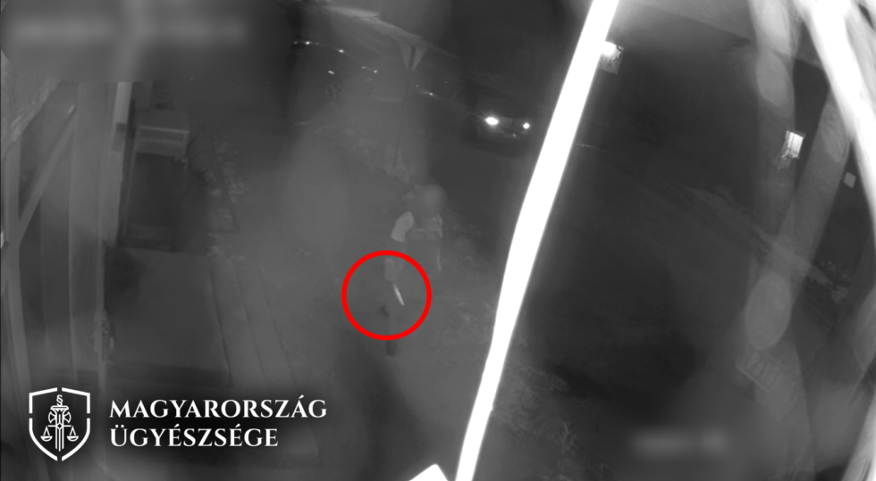 Leköpték, ököllel ütötték, késsel fenyegették a rendőröket