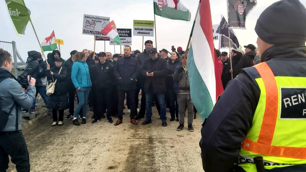 A Mi Hazánk aktivistái órák óta bénítják a debreceni akkumulátorgyár területén folyó munkálatokat