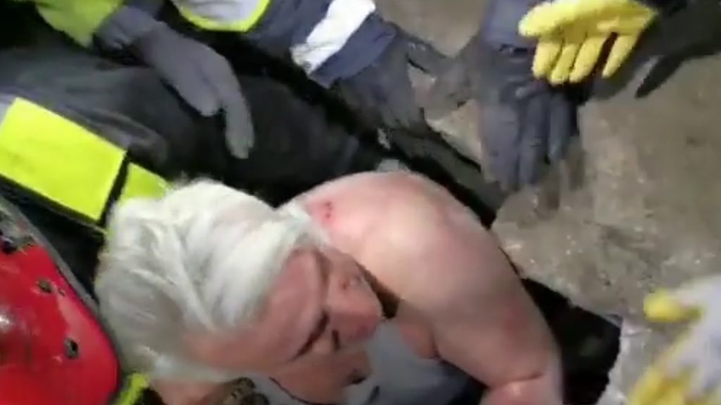 Így mentettek ki egy török nagypapát a romok közül a magyar mentősök