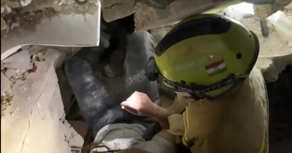 Videón, ahogy a HUNOR mentőcsapat tagjai kimentenek egy nőt a földrengés romjai alól