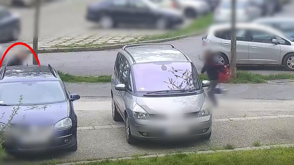 Leköpte, és felpofozta a tízéves kisfiút, majd megszurkálta a védelmére siető apját