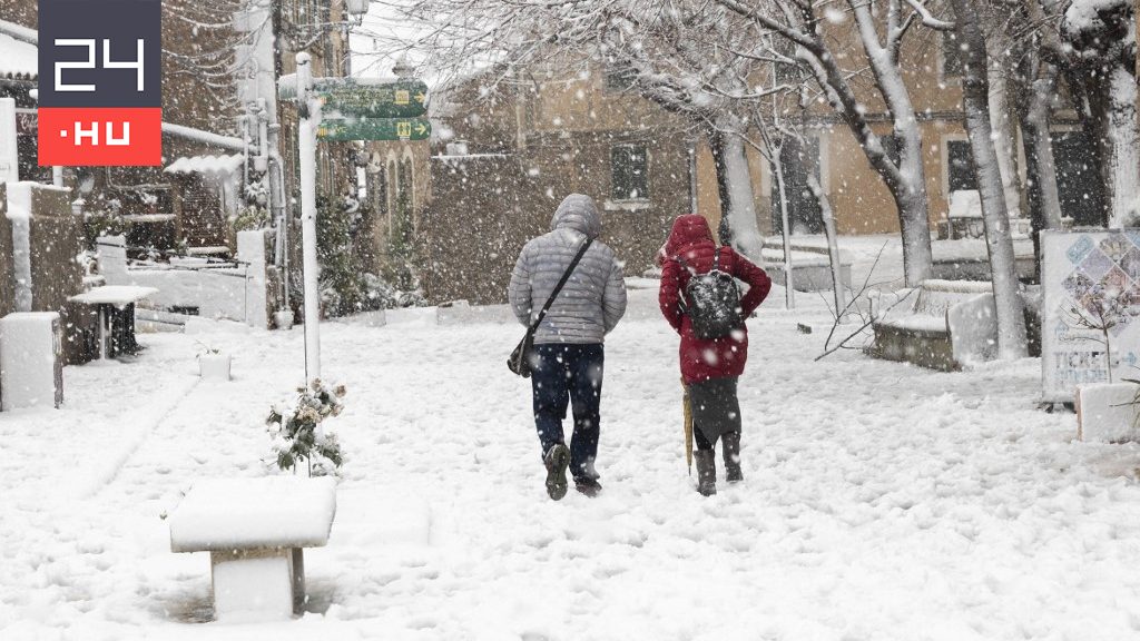 People trapped in a snowy area in Mallorca had to be rescued