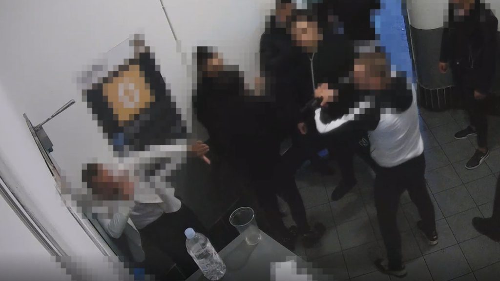 Vallottak a Gozsdu udvarban lövöldöző és verekedő vagyonőrök – videón a balhé