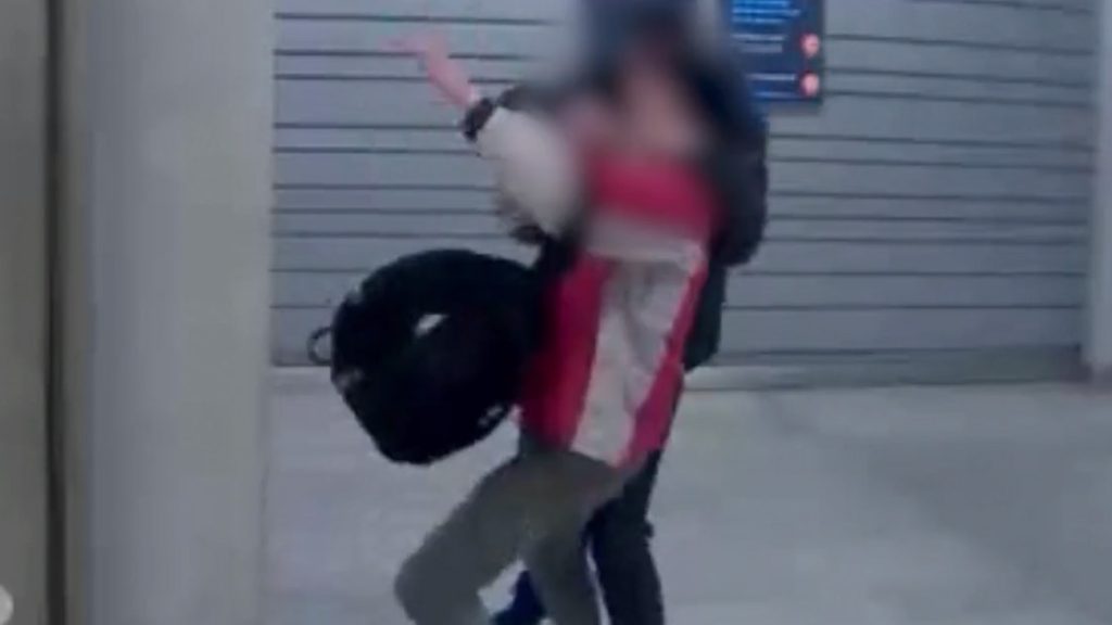 Minden ok nélkül véresre vertek és fejbe rugdostak egy külföldi férfit Kelenföldön – videó