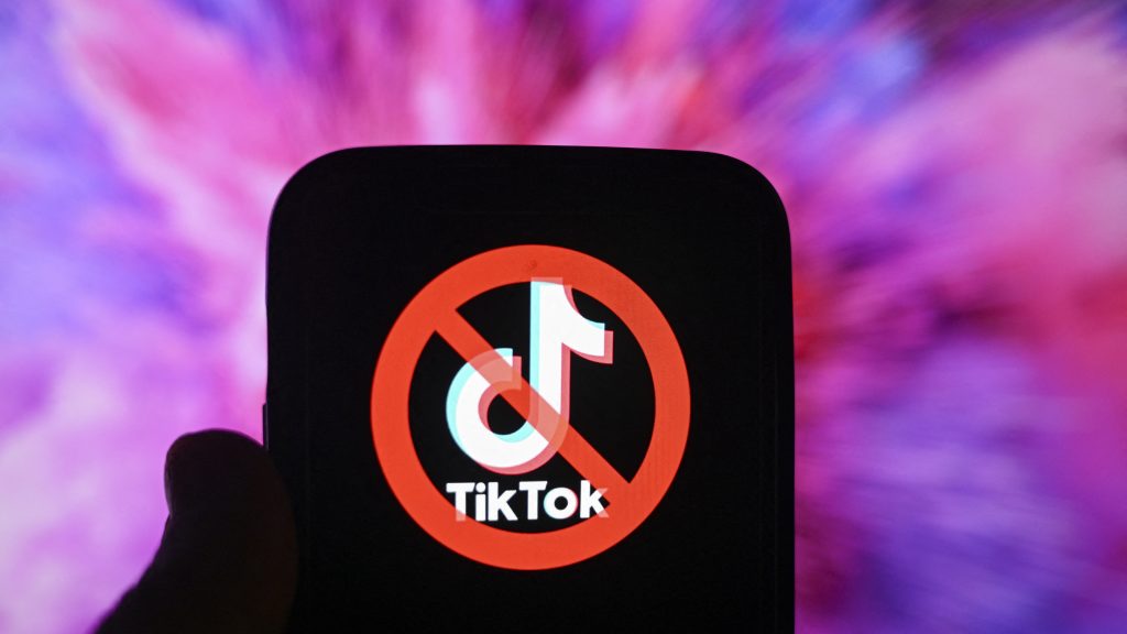 Betiltották a TikTokot a brit kormány tagjainak