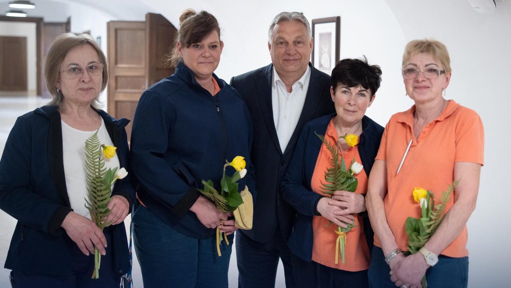 Orbán Viktor nőnap alkalmából felköszöntötte „a tisztaságért felelős hölgyeket”