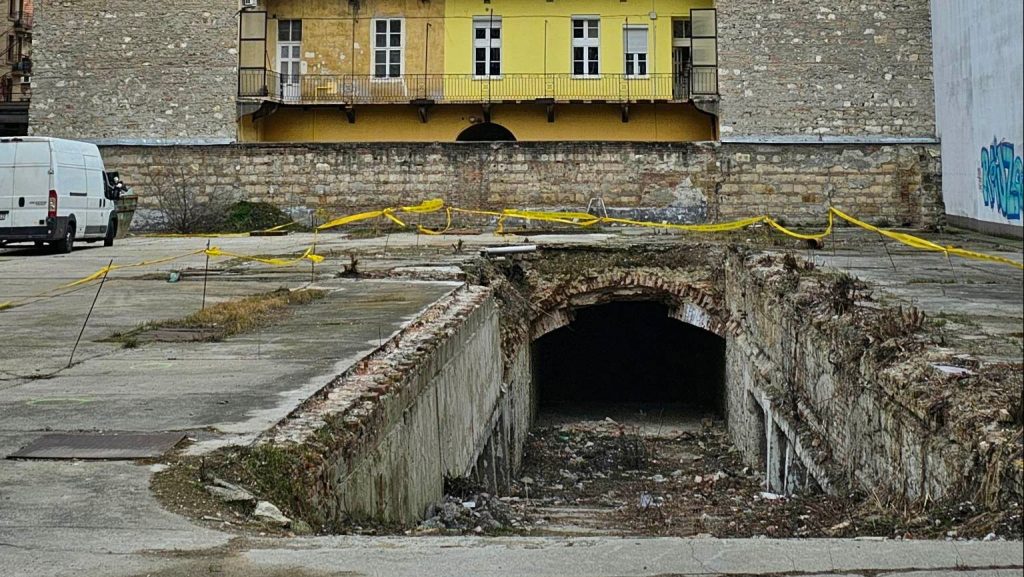 Láthatóvá vált a belváros legendás borospincéjének bejárata, nemsokára szálloda kerül a helyére