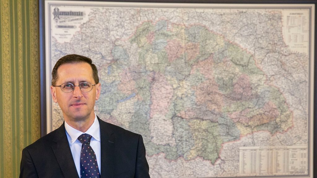 Varga Mihály: a foci nem politika