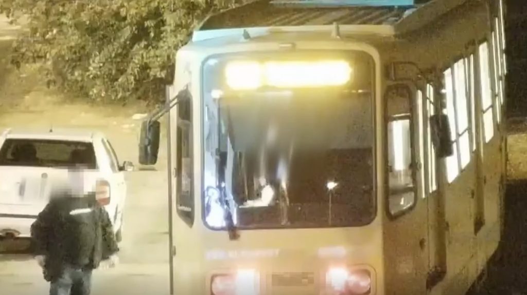 Öt évre ítélték a villamoson leszbikus nőkre támadó férfit