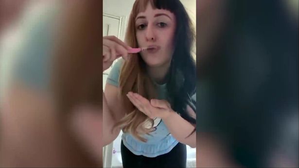 Több ezer fontot keres azzal, hogy fogat mos és takarít az OnlyFans-en