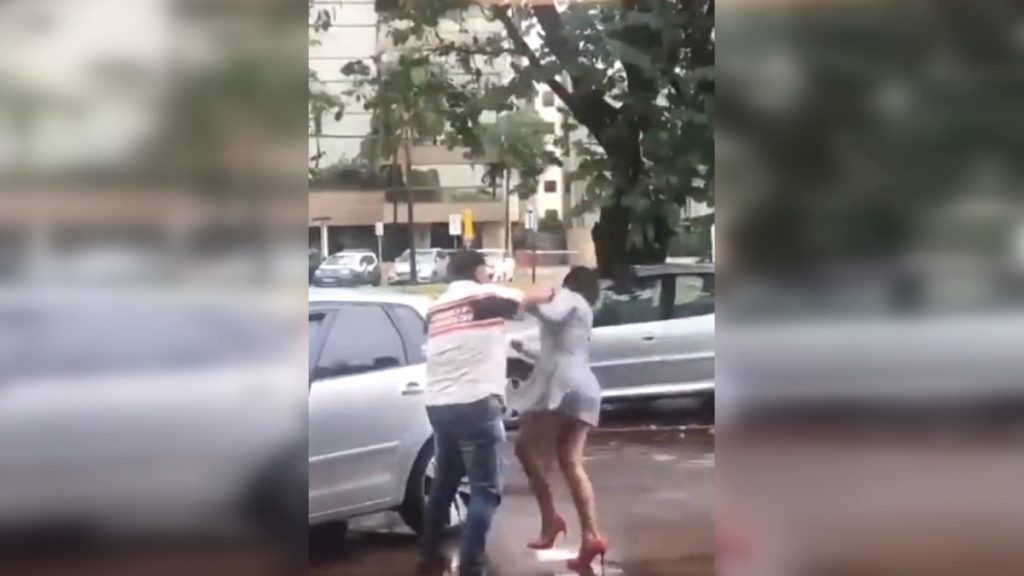 Videón, ahogy hajánál fogva rántja földre a brazil ügyvéd az ügyvédnőt