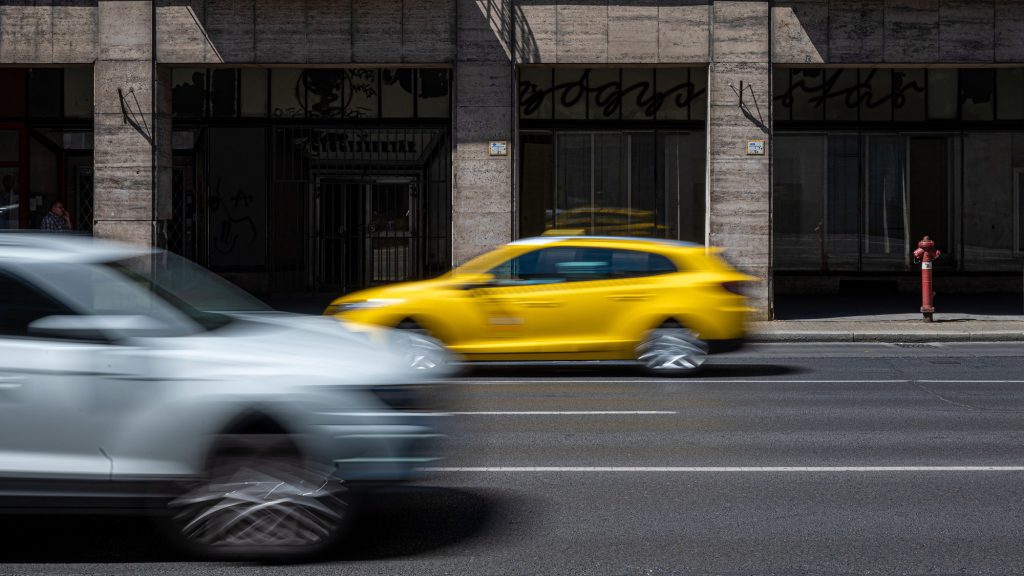 Taxizni akart a mentőautóval, majd őrjöngött és lefeküdt az útra