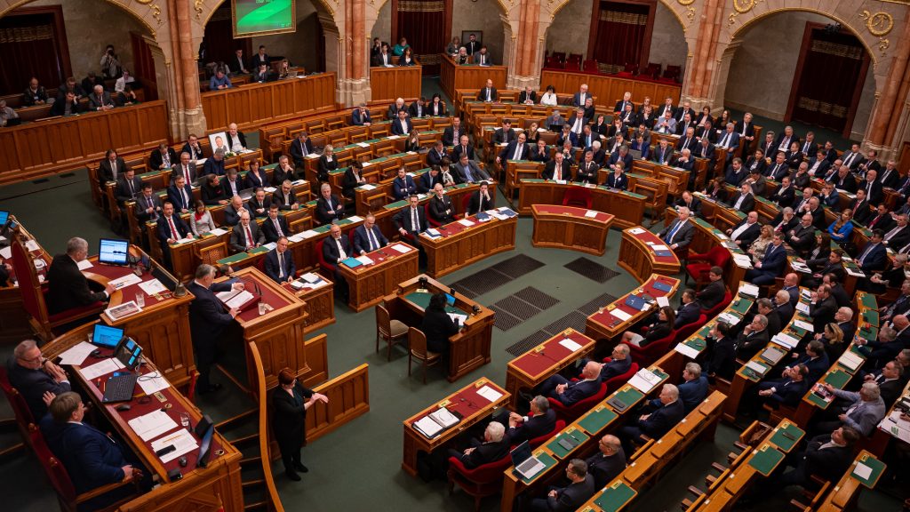 Rákosi beszédeihez hasonlították Szijjártó Péter felszólalását a Parlamentben