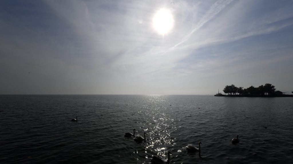 Ki kellett menteni egy szörföst a Balatonból