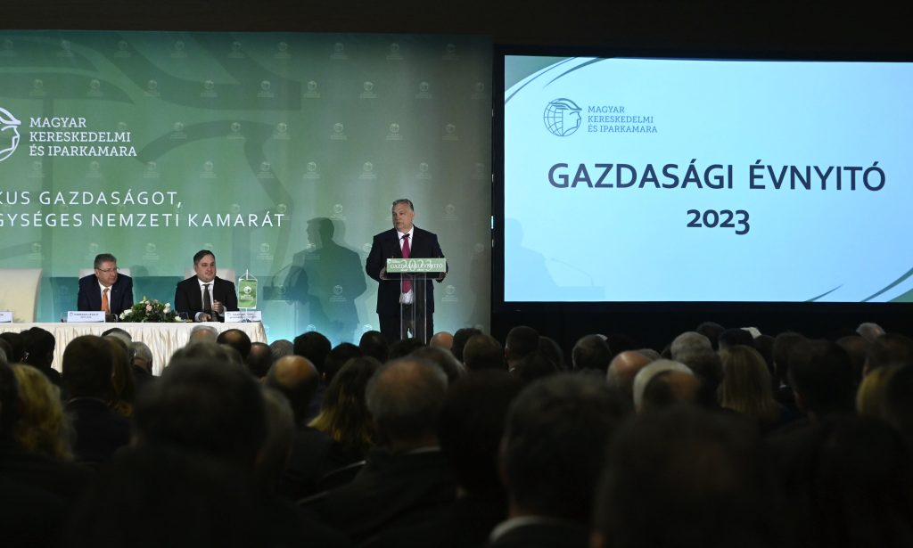 Akadémiai dolgozók: Orbán már büszkén vallja, hogy az alapítványi rendszer lényege a kormányzati bekötés