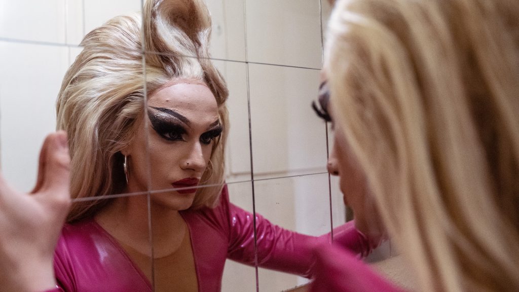 „A melegségemet elfogadják a szüleim, de a dragről nem tudnak” – hogyan él egy magyar drag queen?