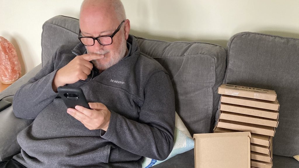 Olvasószemüveget vásárolt egy férfi az interneten, de csúnyán elnézte a rendelést