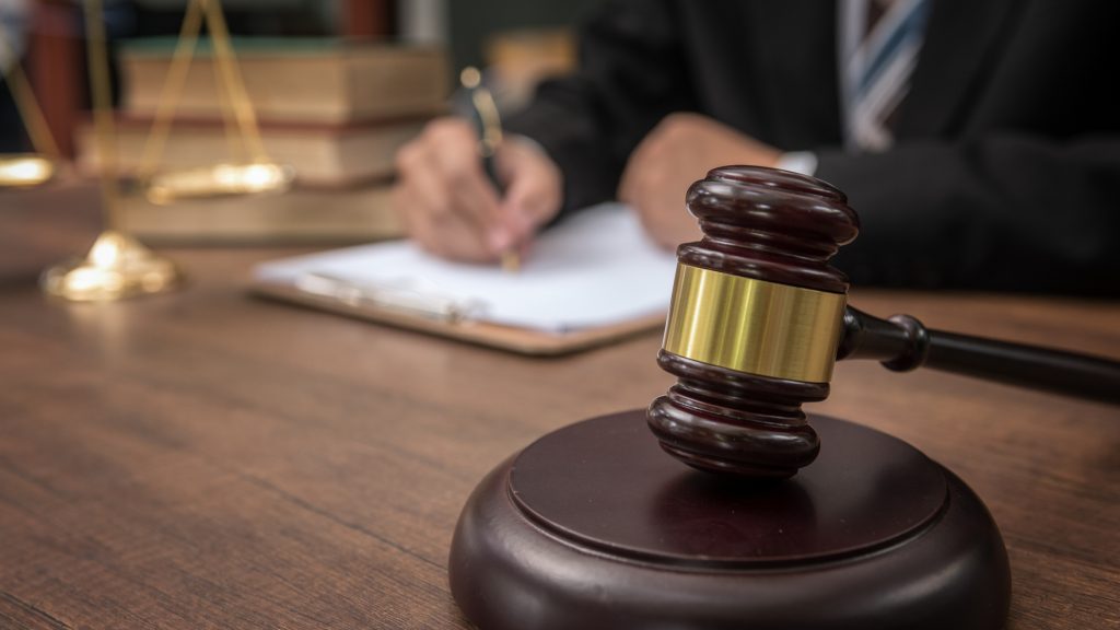 Tagadják az ölési szándékot a monoki gátőrt agyonverő fiúk, 25 évet kértek kettejükre