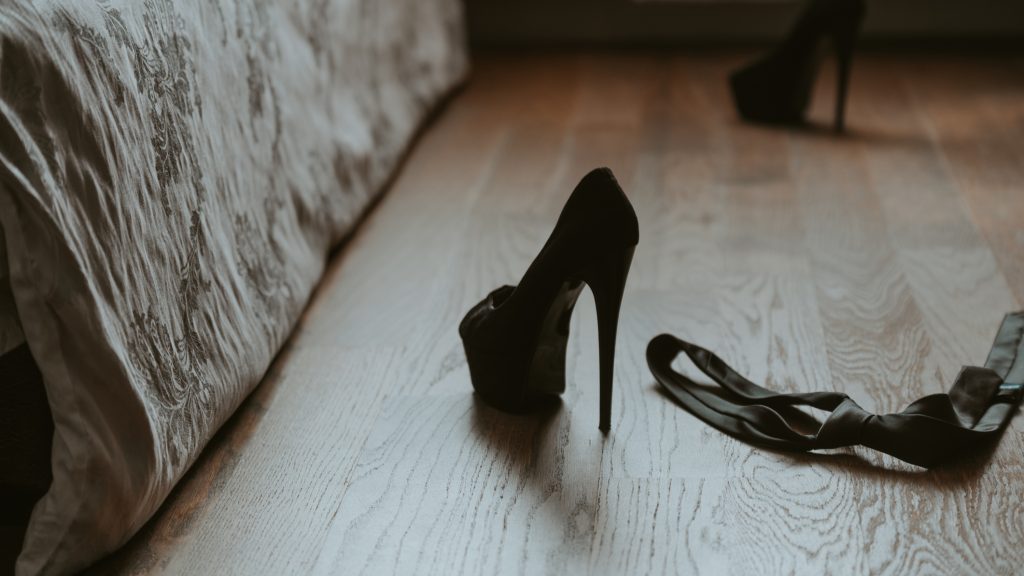 Bezárta, prostituáltként dolgoztatta ismerősét egy 25 éves nő egy londoni hotelben