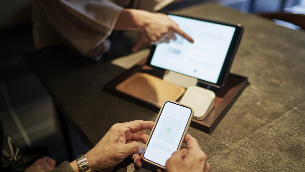 Tíz főt tartóztattak le a méregdrága mobilokat behozó bűnszervezet tagjai közül