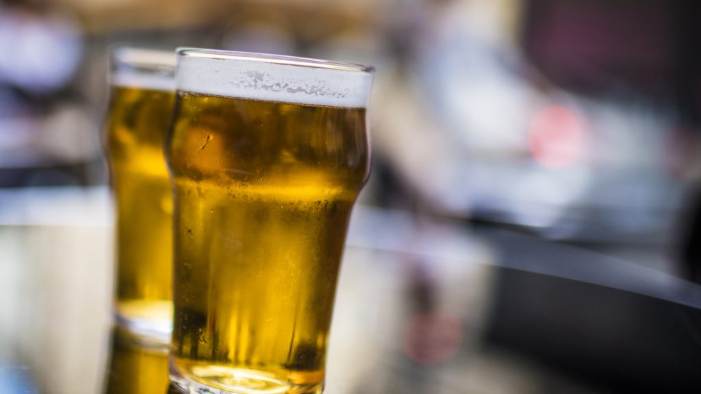 Elítélték az alkoholmentes sört kérő adóellenőröket elkergető és kocsival üldöző büfést