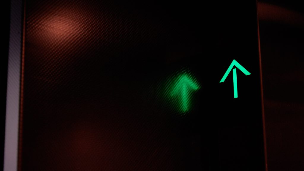 A liftben fojtogatott és fenyegetett egy 13 éves lányt egy férfi Csepelen