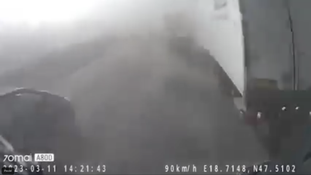 Felkavaró videón az M1-es autópályán történt tömegbaleset