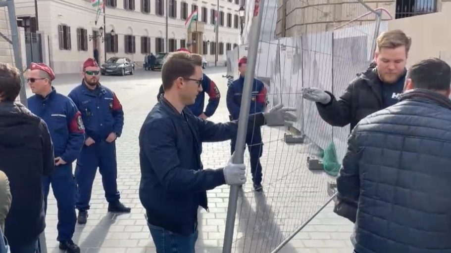 Visszaépítették a Karmelitánál a kordont, amit a Momentum és Hadházy Ákos lebontott