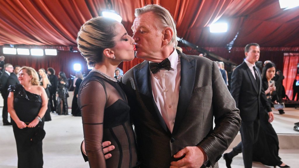 Lady Gaga csókot nyomott Brendan Gleeson szájára az Oscar bézs szőnyegén