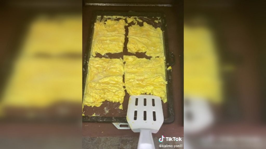 Egy McDonald’s-alkalmazott megmutatta, hogyan készítik a rántottát