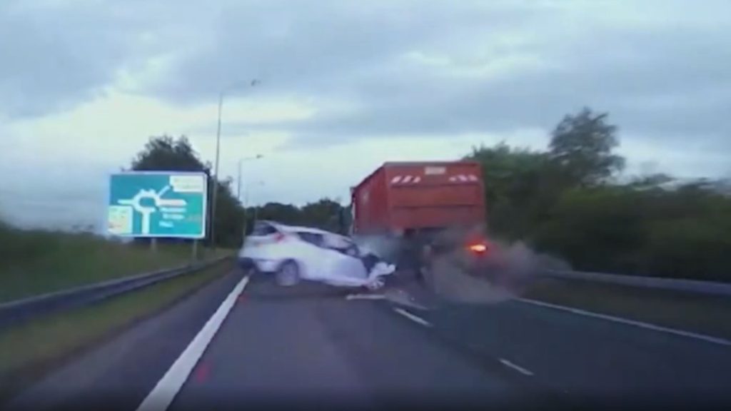 Videón a brutális ütközés: teherautónak rohant a rendőrök elől menekülő tini