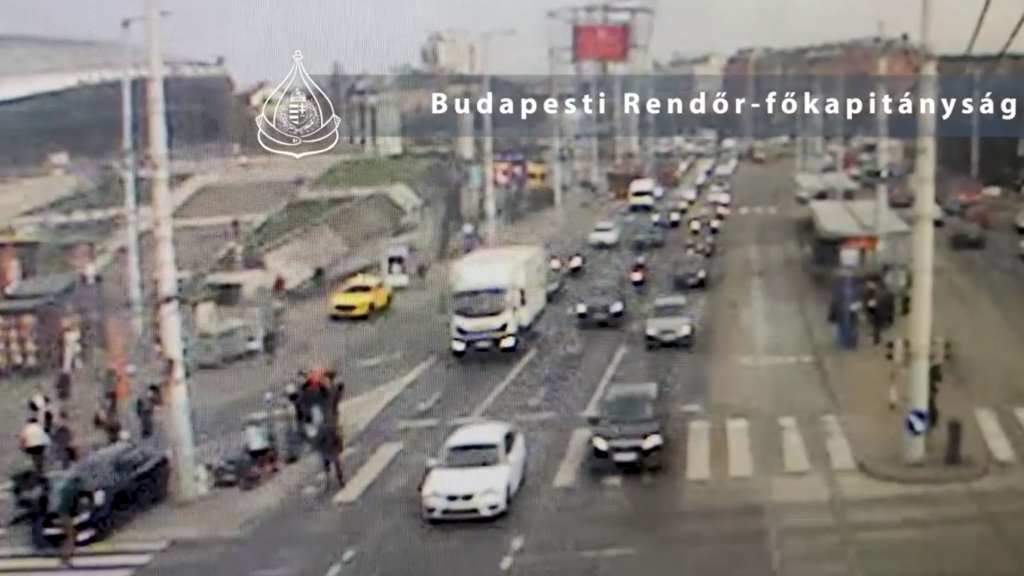 Videón, ahogy elsodort öt embert a járdán egy autós a Hungária körúton