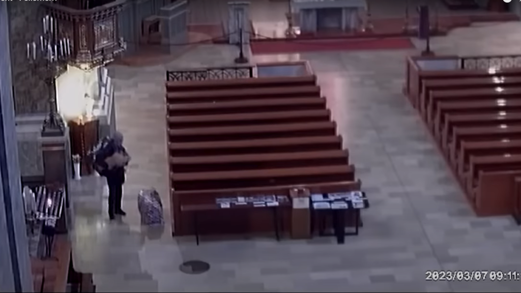 Így lopták el a Szűz Mária-szobrot egy terézvárosi templomból – videóval