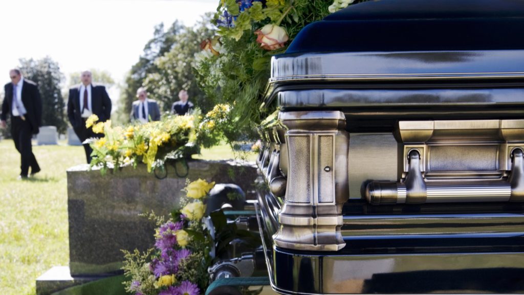 Videó: machetés tömegverekedés és sírok közti autósüldözés egy walesi temetőben