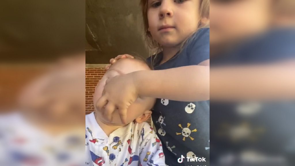 Lehet, hogy kisöccse életét mentette meg a 3 éves fiú ezen a videón