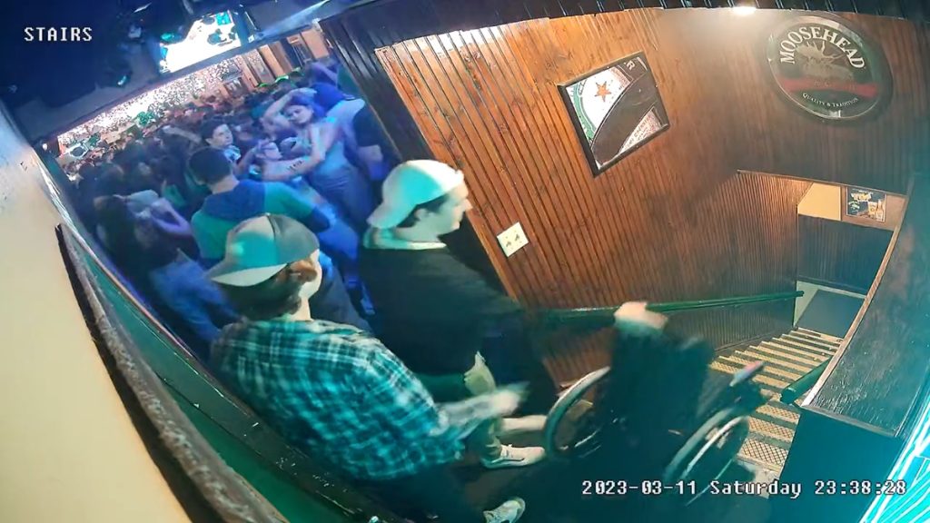 Úgy lökte le a nő tolószékét a lépcsőn, mintha bárki így tett volna a helyében