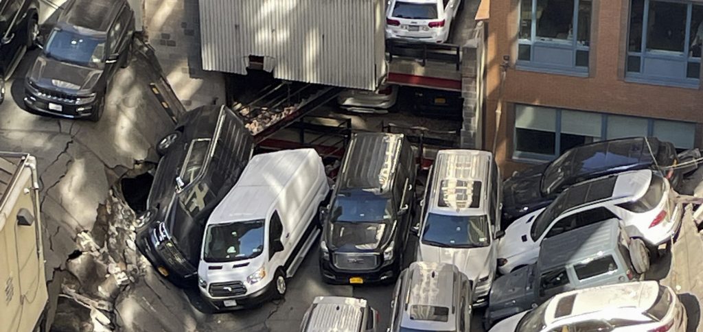 „Olyan volt, mint egy földrengés” – beomlott egy parkolóház felső emelete Manhattanben