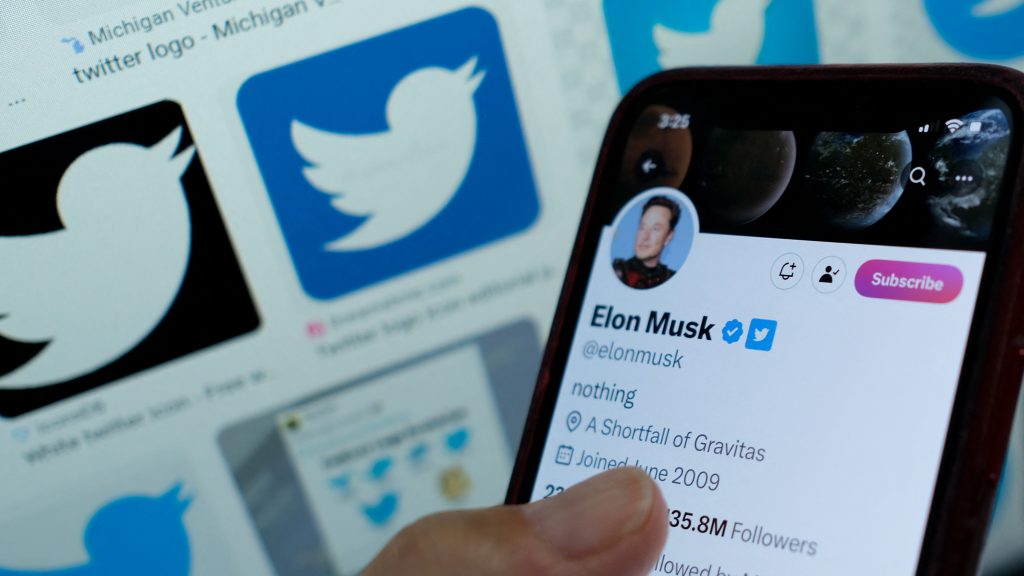 A Twitter ingyen visszaállítja a kék pipát a nagy elérésű profiloknál