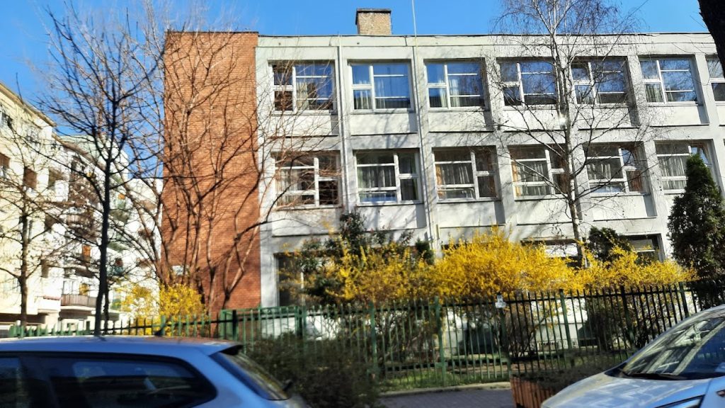 Antiszemita plakát jelent meg egy budapesti általános iskolában, miután kiderült, hogy a zsidó hitközséghez kerülhet az intézmény