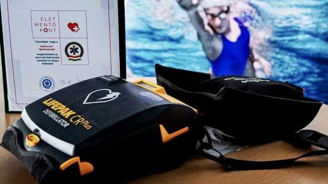 Két hete kihelyezett defibrillátor mentett életet egy debreceni uszodában