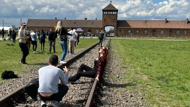 Auschwitzben, a vasúti síneken pózolva fotóztatta magát egy nő