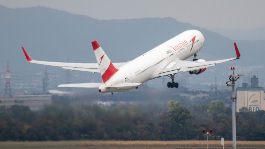 Elromlott mosdók miatt kellett visszafordítani egy osztrák repülőgépet